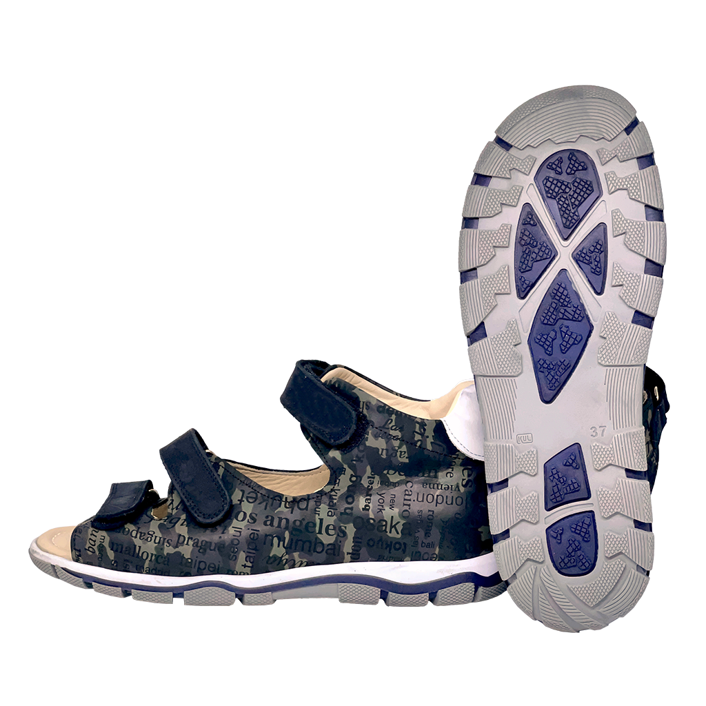 A pair of supportive teens sandals with three straps, designed for optimal comfort and foot support. The sandals are stylish and recommended by physiotherapists and pediatricians.