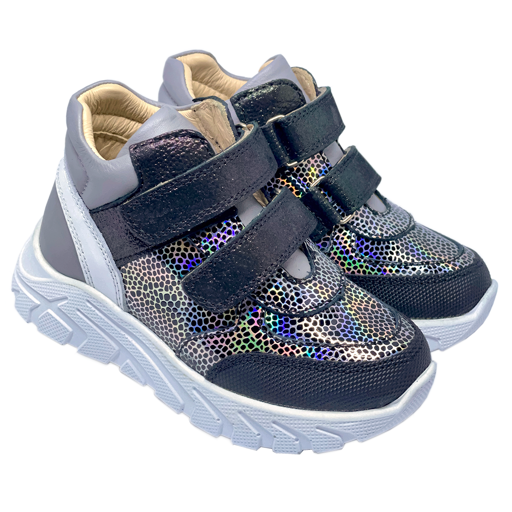 Sneakers with arch and ankle support clearance