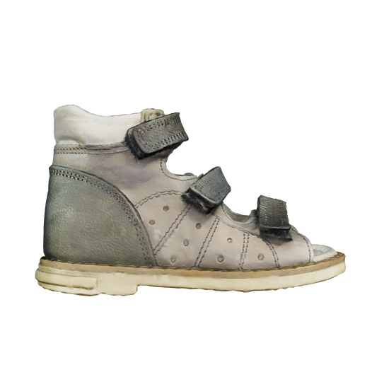 3D model showcasing our kids orthopaedic sandals in Grey. Detailed view highlighting the arch and ankle support, and Thomas heels for optimal foot health. Perfect for active little ones enjoying comfort and style.