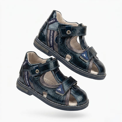 Children’s orthopedic sandal by Minimen in navy, highlighting its arch support, ankle support, and Thomas heel construction in a studio-style image.