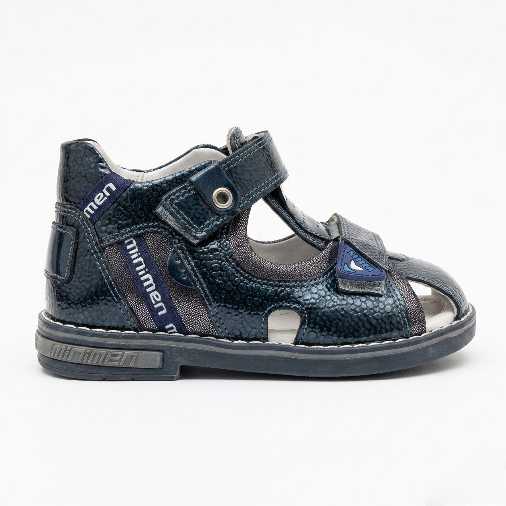 Children’s orthopedic sandal by Minimen in navy, highlighting its arch support, ankle support, and Thomas heel construction in a studio-style image.