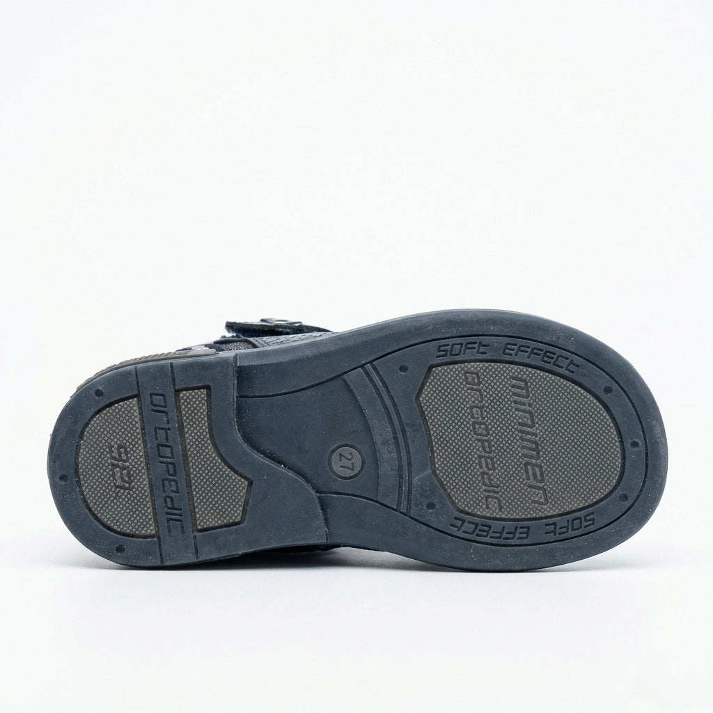 Children’s orthopedic sandal by Minimen in navy, highlighting its arch support, ankle support, and Thomas heel construction in a studio-style image.