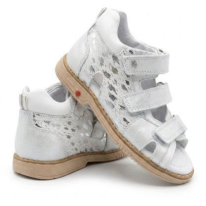 Profile of girls silver leather sandals featuring structured ankle support, built-in arch cushion, and Thomas heel.