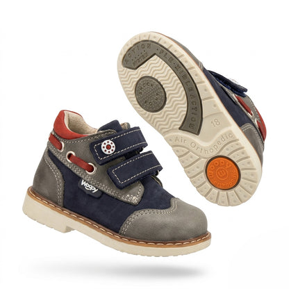 Kids’ orthopedic boots in navy and grey with Velcro straps, cushioned arch support, ankle support, Thomas heels and durable outdoor design by Woopy.