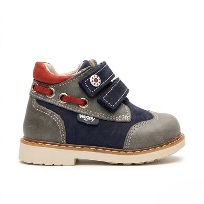 Kids’ orthopedic boots in navy and grey with Velcro straps, cushioned arch support, ankle support, Thomas heels and durable outdoor design by Woopy.