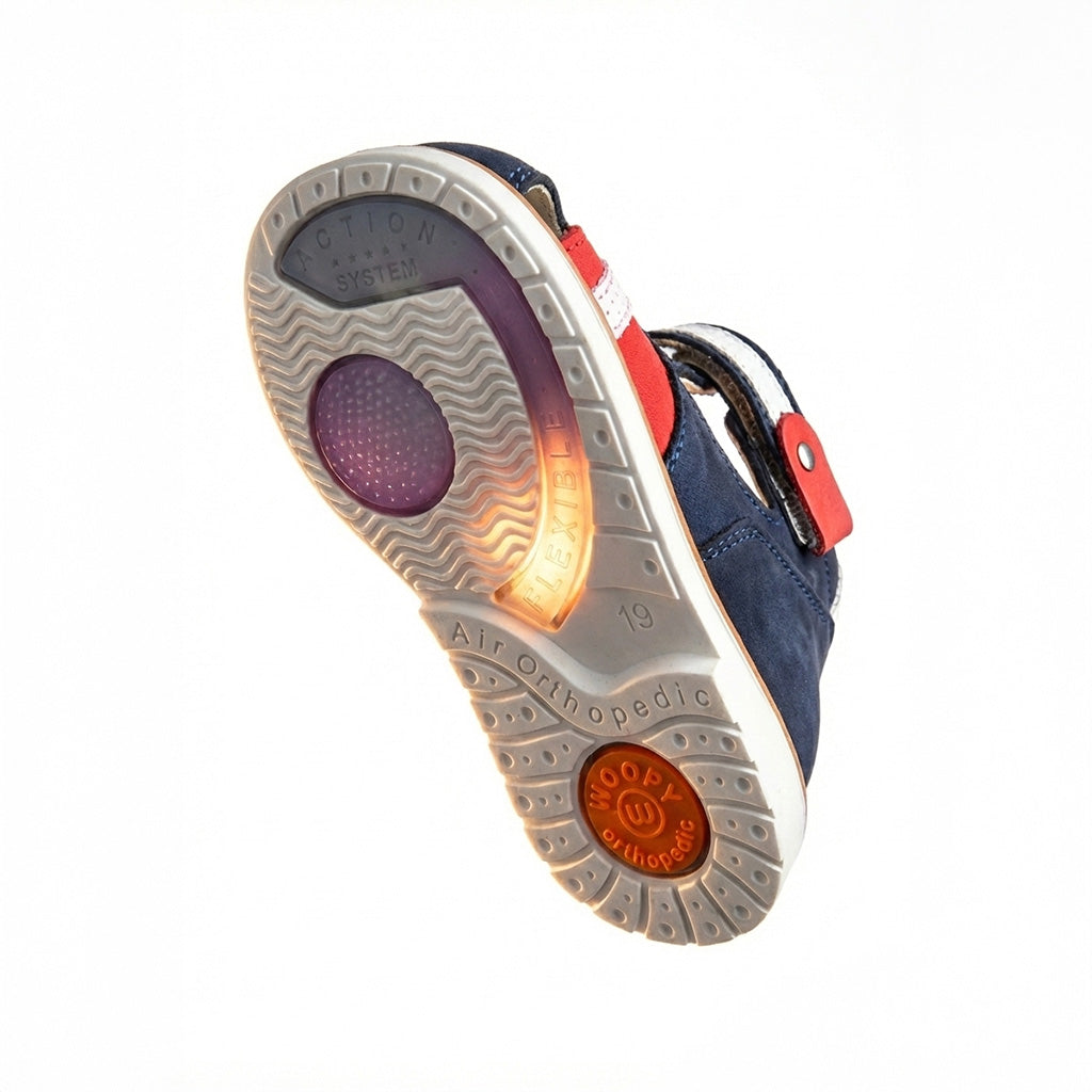 Supportive children’s closed-toe sandals with Velcro straps, cushioned sole, ankle support and WOOPY logo.