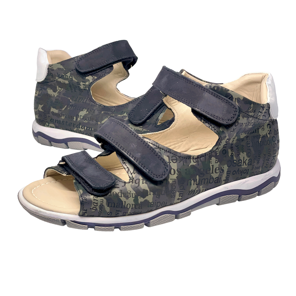 A pair of supportive teens sandals with three straps, designed for optimal comfort and foot support. The sandals are stylish and recommended by physiotherapists and pediatricians.