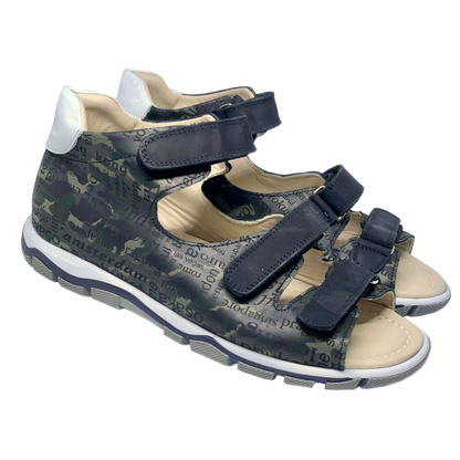 A pair of supportive teens sandals with three straps, designed for optimal comfort and foot support. The sandals are stylish and recommended by physiotherapists and pediatricians.