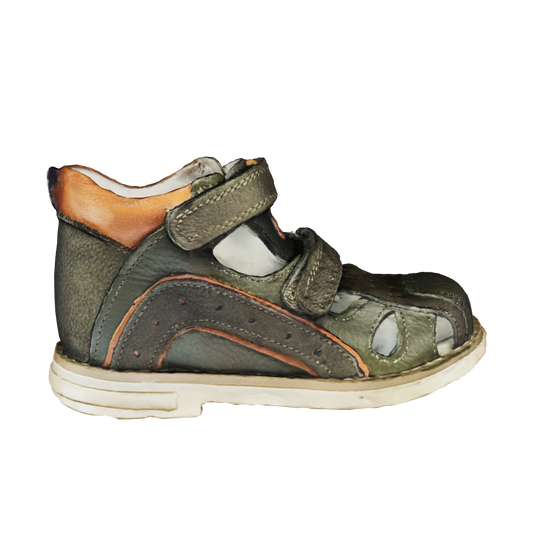 3D model of orthopaedic kids closed sandals in brown and orange with arch and ankle support and Thomas heels.